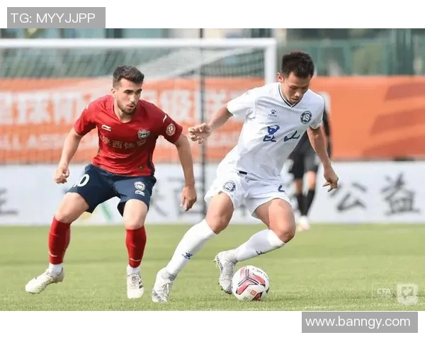 上海足球队领跑最新耐力排行榜前十名球队分析与展望